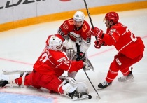 Ястребы одержали победу над московским «Спартаком» в матче регулярного чемпионата КХЛ.
