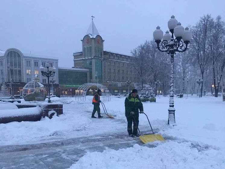 Чиновники с лопатами заменят дворников на заснеженных улицах Калининграда