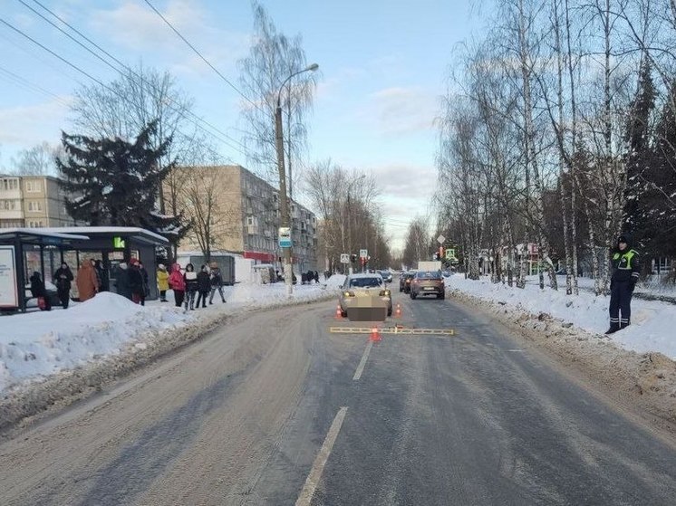 В Твери мужчина неожиданно решил перейти дорогу и был сбит иномаркой