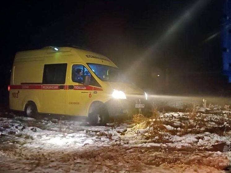 Сотрудники МЧС ДНР спасли из ледяного плена два автомобиля скорой помощи