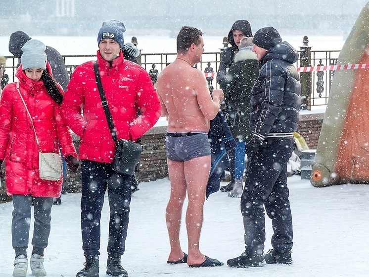 Жители ДНР совершили омовение в Крещение, несмотря на просьбу властей воздержаться от купаний