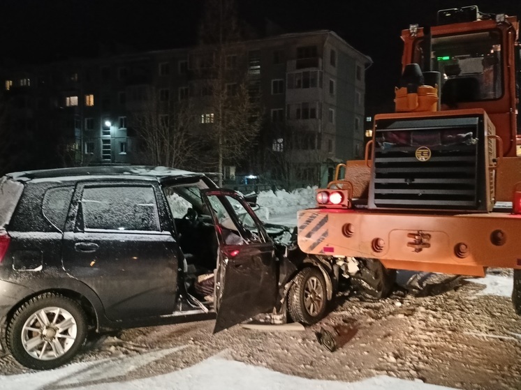 В Североуральске пьяный водитель на иномарке врезался в погрузчик