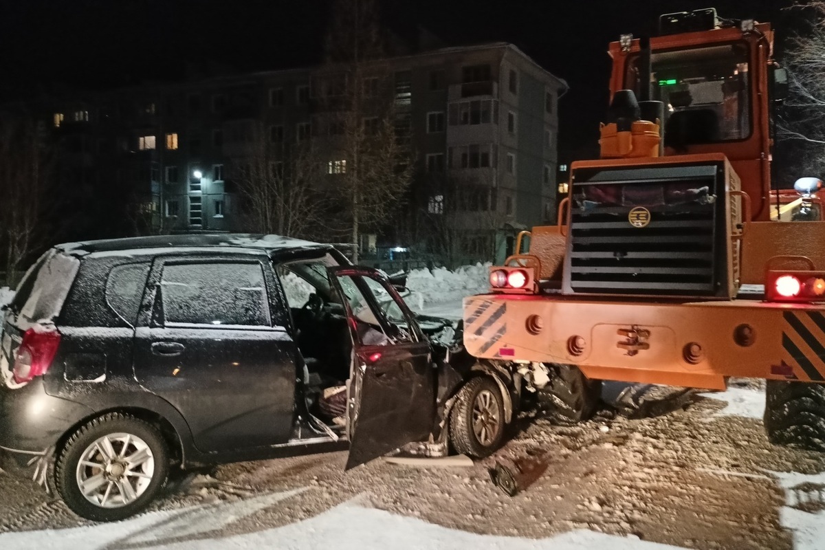 В Североуральске пьяный водитель на иномарке врезался в погрузчик - МК  Екатеринбург