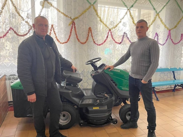 Газонокосильные тракторы доставили в ДЮСШ «Лидер» в Каховке