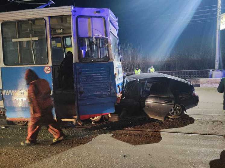 В Бийске трамвай смял автомобиль на мосту