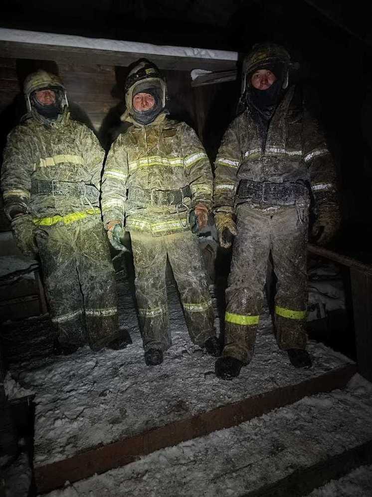 В Бурятии пожарные откачали женщину, вынесенную из горящей квартиры