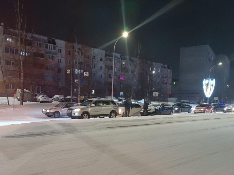 В Ноябрьске водитель иномарки устроил тройное ДТП