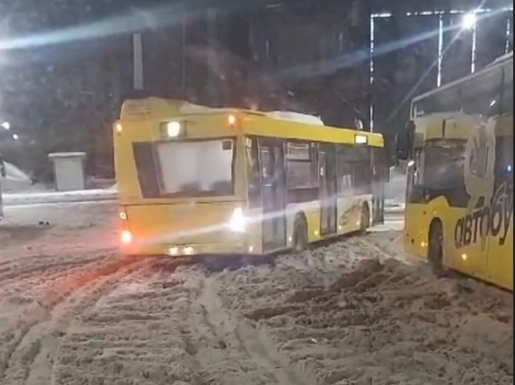 В Ярославле из-за неубранных дорог не может проехать общественный транспорт