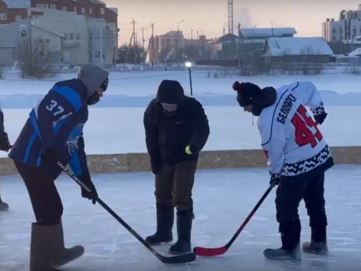 В Салехарде 5 команд сыграли в хоккей в валенках в крещенском турнире