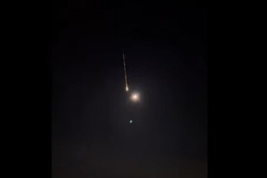 Мир упавшего неба. 5 сантиметров в секунду аниме gif. Девушка падает с неба арт. Девушка в небе арт. Рука бога.