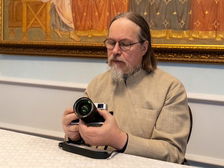 Рязанский митрополит Марк оценил новый российский фотоаппарат «Зенит М»