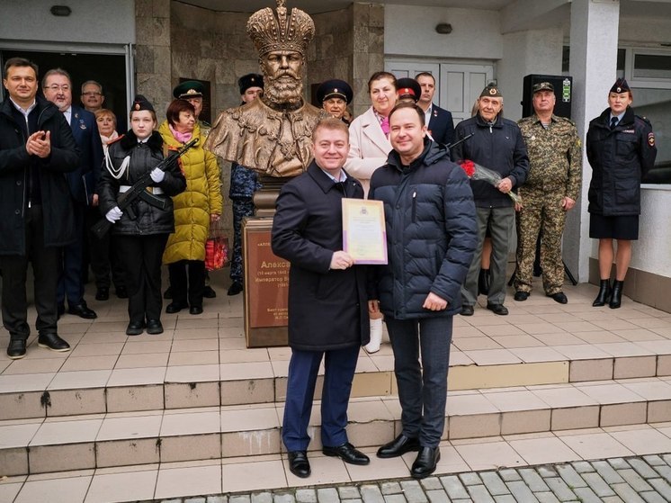 В ялтинской школе установлен бюст российского императора