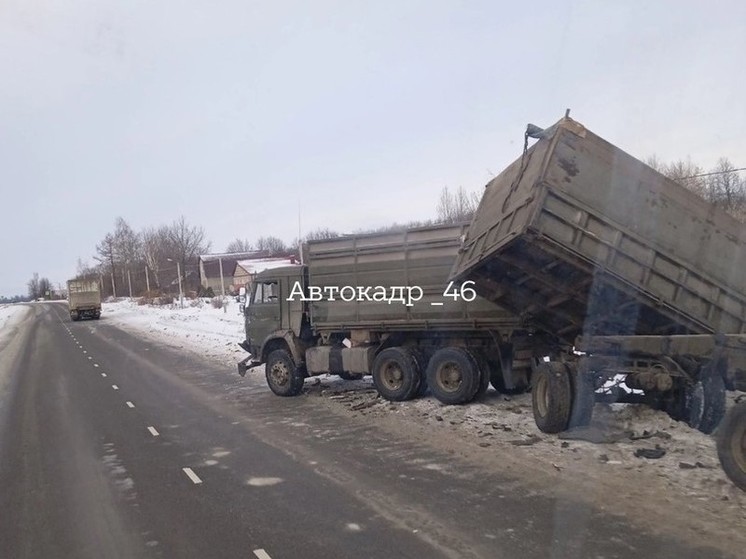 Под Курском в ДТП фура снесла у КамАЗа кузов автоприцепа