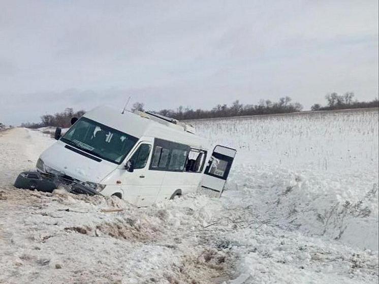 Автобус с восемью людьми перевернулся под Саратовом
