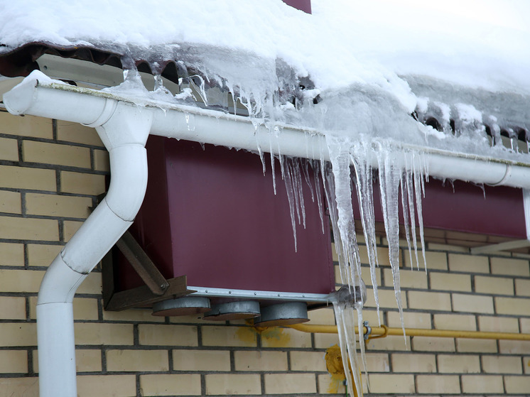 Годовалой девочке понадобилась помощь врачей после падения сосульки на севере Москвы