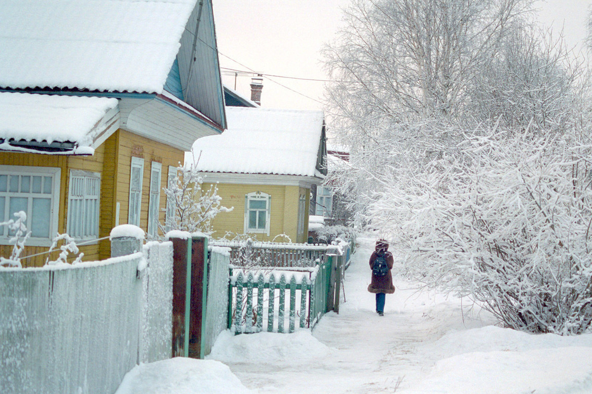 Парень зимой. Влюбленные зимой. Влюбленные зимой. Зимняя романтика. Счастливые люди зимой.