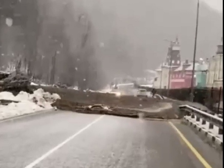 На курорте «Роза Хутор» сель сошел на дорогу и блокирует выезд