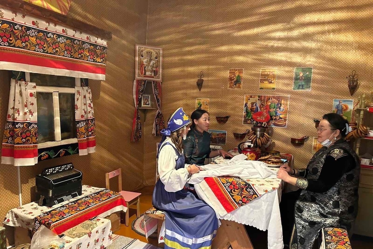 Шахматы в туве. Дополнительное образование тыва. Храмцов министр образования республики тыва. Школьники в республике тыва. Грамота лучшему директору школы в высоком качестве.