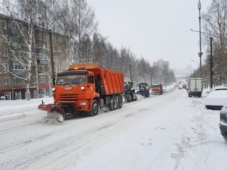 После снегопада в Кирове подрядчики непрерывно чистили дороги