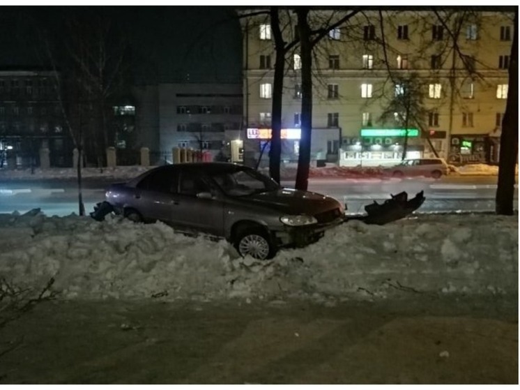 В Новосибирске 15-летняя получила травмы в результате ДТП «Ниссана» с деревом