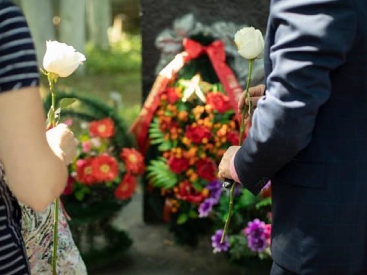 Жительница НСО пожаловалась на маленький гроб для ее умершего друга