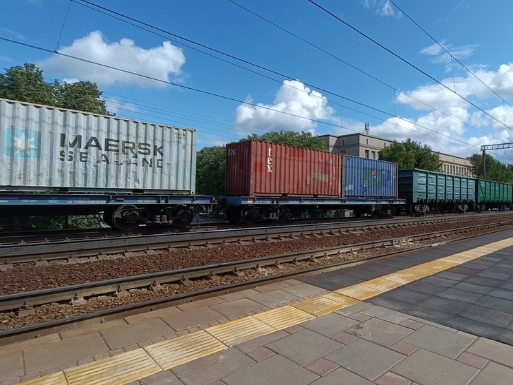 Товарный поезд сбил грузовик в Екатеринбурге