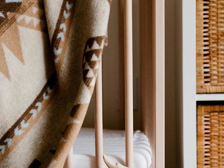  В Первоуральске в кроватке, заваленной вещами, умер младенец