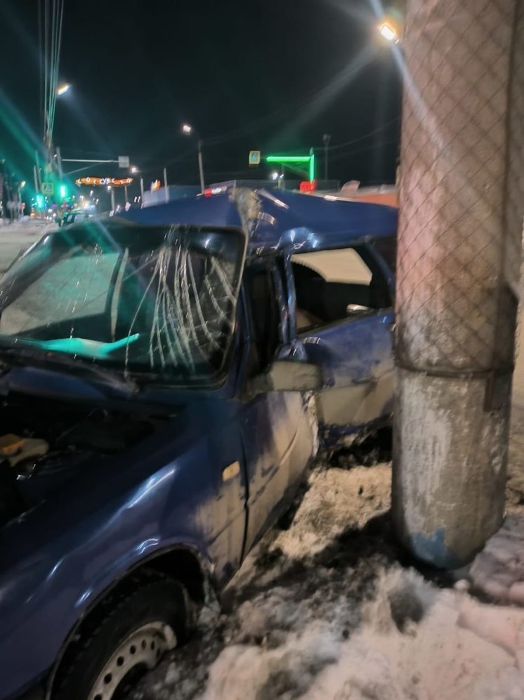 Пострадал водитель ИЖ, влетевший в фонарный столб в Кургане