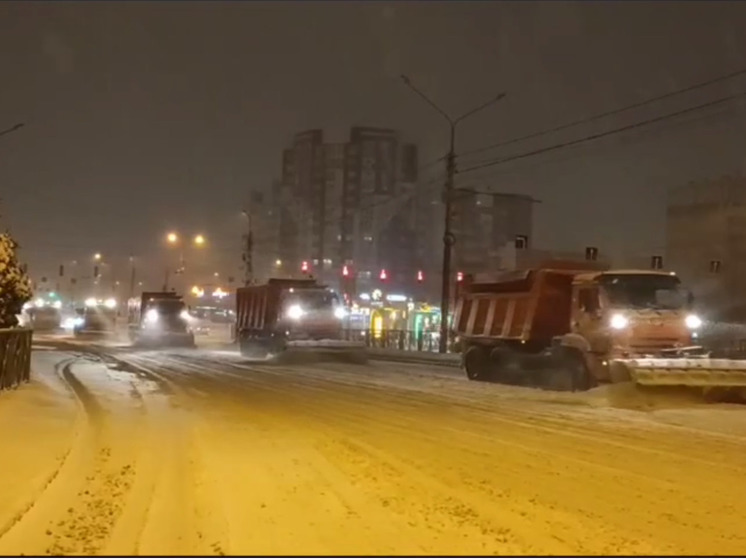 Коммунальщики всю ночь убирали снег в Ставрополе