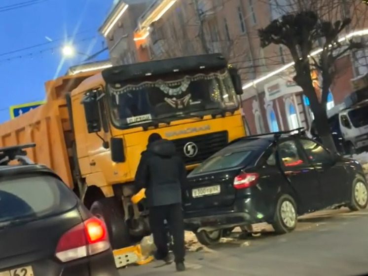 На Первомайском проспекте в Рязани столкнулись КамАЗ и Lada