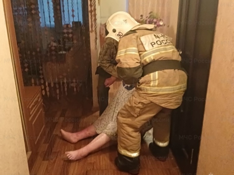 За выходные орловские спасатели дважды помогли медикам