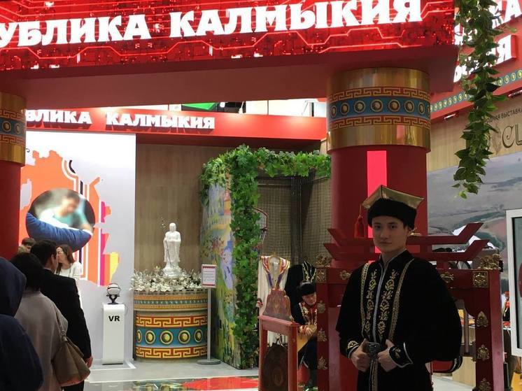 Стенд Калмыкии на ВДНХ посетили известный футболист и министр одного из регионов