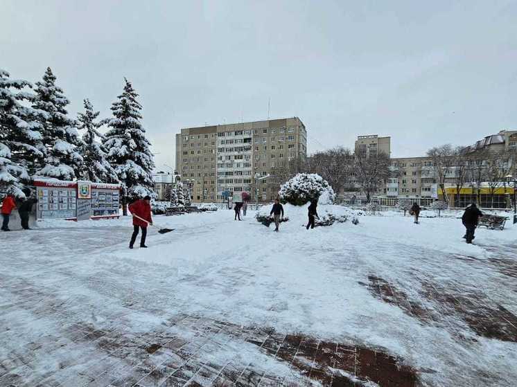 В Невинномысске горожан попросили помочь коммунальщикам убрать снег