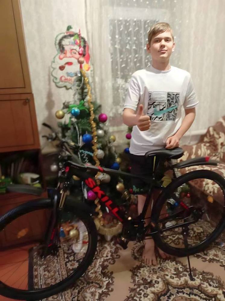 Омбудсмен Ямала исполнил мечту мальчика из Волновахи о велосипеде