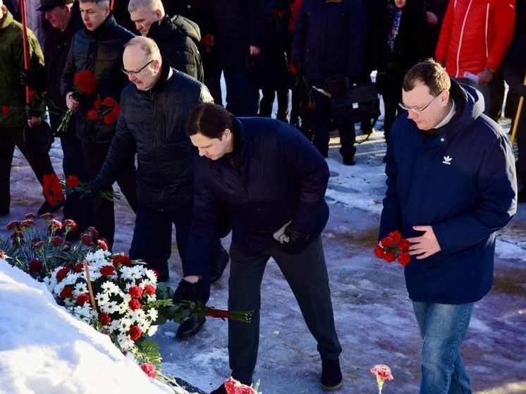 В Орле в день 100-летия с даты смерти В.И. Ленина возложили цветы к его памятнику