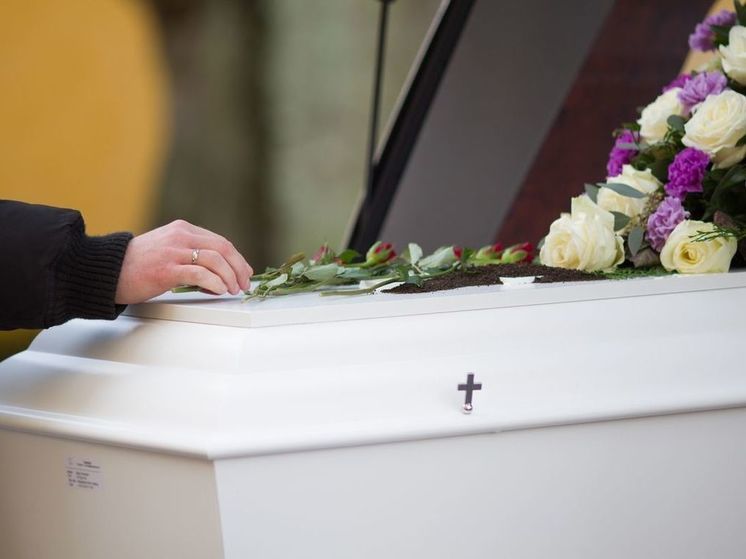 Жительница Новосибирска пожаловалась на маленький гроб для ее покойного приятеля