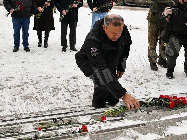 Представители власти Донецка возложили цветы к месту убийства дончан ВСУ