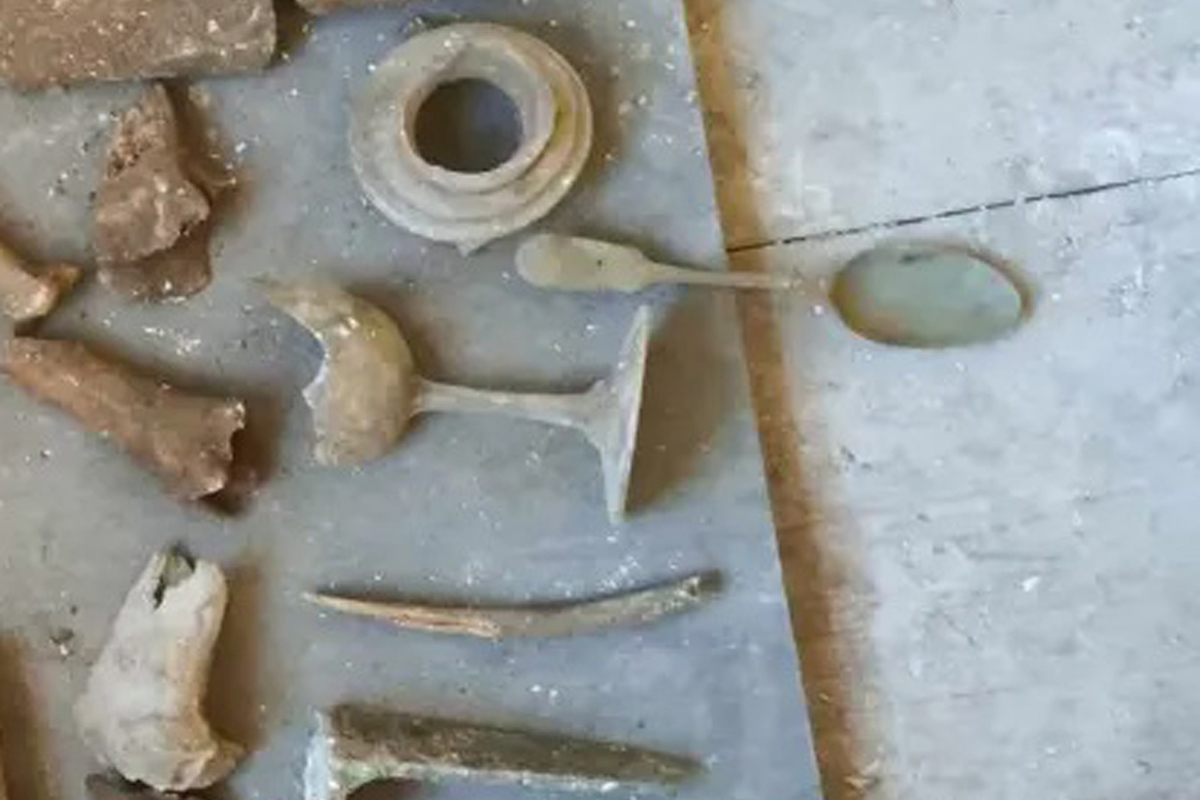 клад золотых монет. нашел клад. клады в старинных домах. монета на грунте. находки кладов золота.