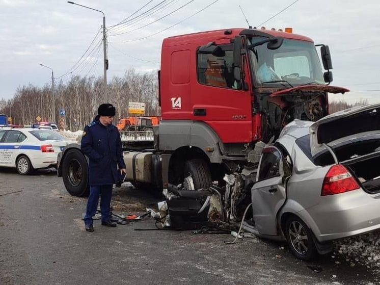 В Ярославле тягач, выехавший на встречку, расплющил автомобиль с двумя людьми