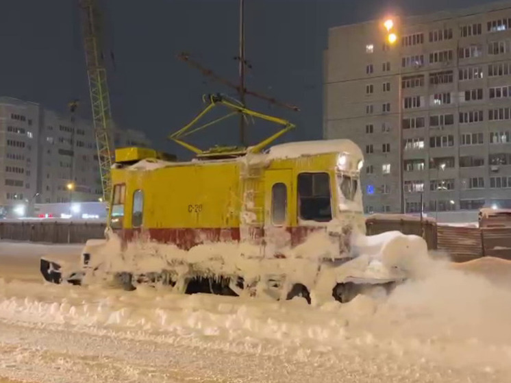Спецтехника расчищает трамвайные пути Казани от снега