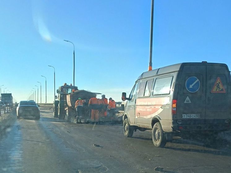 Днём 22 января на Солотчинском мосту засняли дорожных рабочих