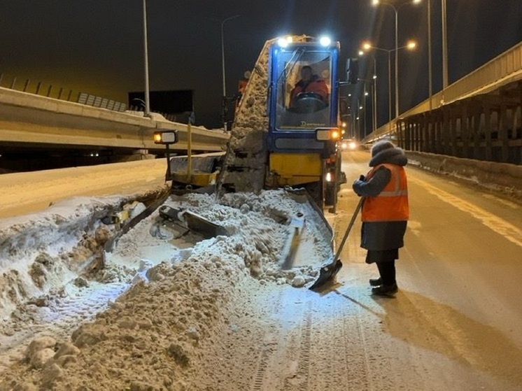 Глава Екатеринбурга рассказал, что за сутки вывозят около 13 тысяч тонн снега
