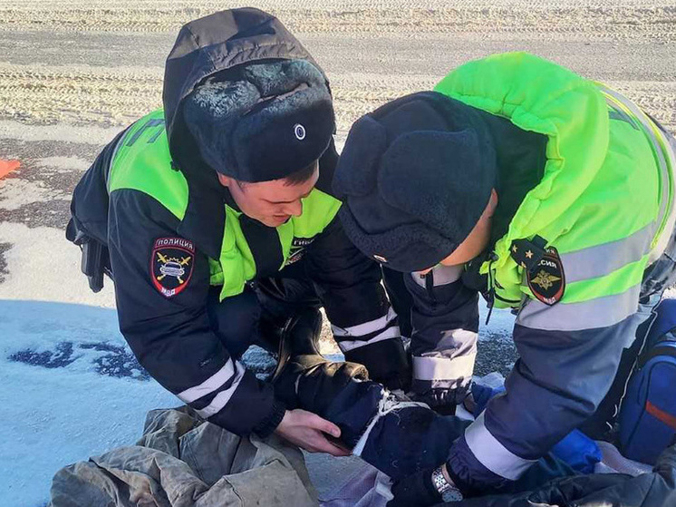 Усманские автоинспекторы на месте ДТП оказали экстренную помощь мужчине
