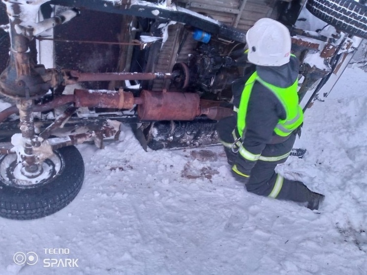 Фургон упал с дороги в Пряжинском районе Карелии