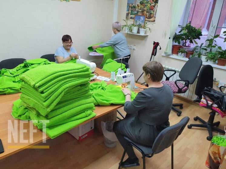 Пенсионеры из Сургутского района шьют одежду для детей Донбасса