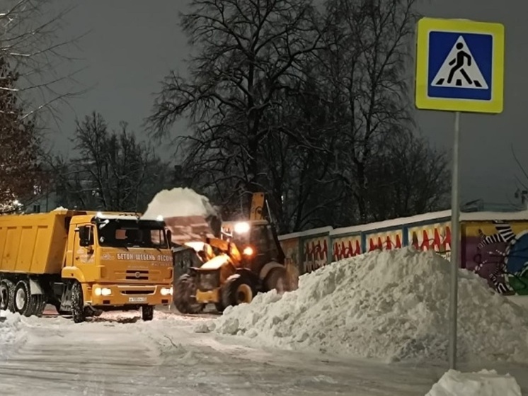 В ближайшие сутки в Кирове вывезут снег с 45 городских участков