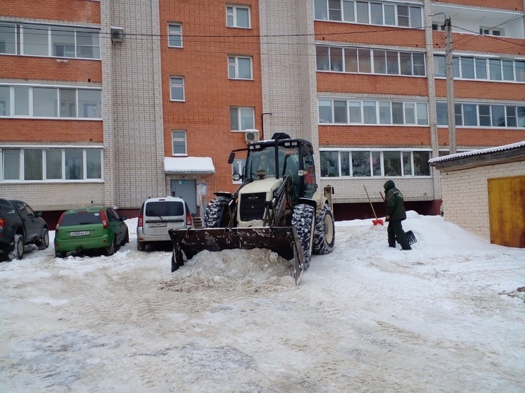 Управляющие компании Смоленска продолжают уборку снега на придомовых территориях