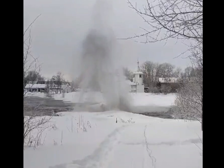 Спасатели взорвут реку в Беломорске, которая подбирается к домам
