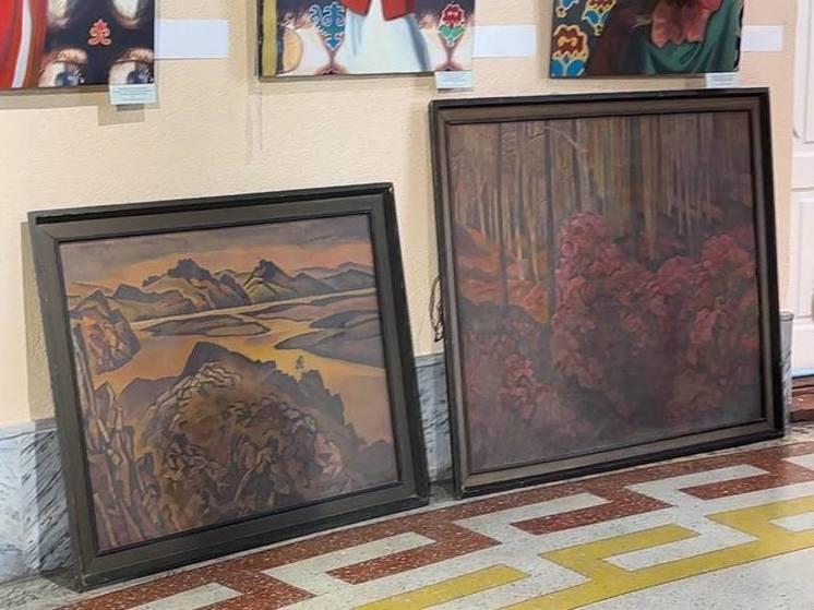 Гостиница «Бурятия» передала национальному музею 10 картин