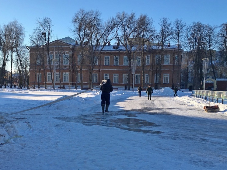 Часть Театральной площади Саратова мэрия превратила в ледовый каток